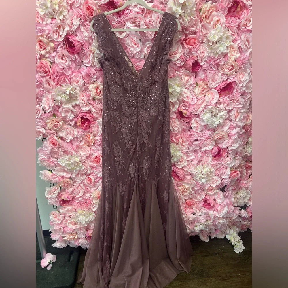 Montage by Mon Cheri size 16 lace and beaded long v neck dress mauve - Picture 4 of 6